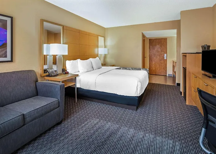 La Quinta By Wyndham Naples Downtown